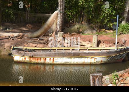 le vieux canoë de pêcheur abandonné a endommagé le navire en bois de l'océan Banque D'Images