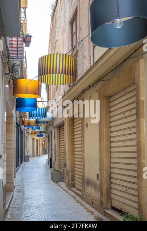 MAZARA DEL VALLO, ITALIE - 8 JUILLET 2023 : le centre-ville, connu sous le nom de Kasbah avec des éléments architecturaux arabes. Banque D'Images