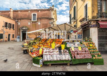 VENISE, ITALIE - 2 MARS 2023 : stand sur le marché dans le centre historique. Banque D'Images