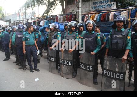 Dhaka Bangladesh 15 novembre 2023.lorsque le mouvement islamique a organisé mercredi après-midi une procession de masse vers la Commission électorale du Bangladesh devant la mosquée Baitul Mokarr pour protester contre le programme partial du gouvernement du parti, ils ont été arrêtés par la police dans la région de Shantinagar. Nazmul islam/alamy Live News Banque D'Images