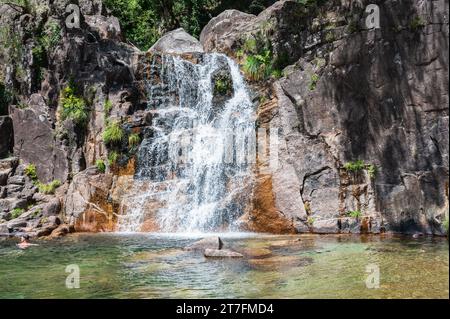 Cascade appelée Cascata do Tahiti ou également connue sous le nom de Fecha de Barcas dans le nord du Portugal situé près d'Ermida dans la région de Braga, Parc National de Peneda Geres Banque D'Images