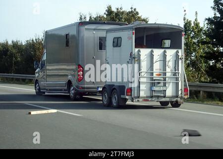 02.10.2023, Kamen, Nordrhein-Westfalen, GER - Pferdetransporter ist auf der A1 liegenden Gegenstaenden ausgewichen. A1, Anhaenger, auf Reisen, ausgewichen, aussen, Aussenaufnahme, ausweichen, Auto, Autobahn, BAB 1, Bundesautobahn 1, deutsch, Deutsch, Deutsch, Europa, europaeisch, Fahrbahn, fahren, fahrend, Fahrzeug, gefaehrlich, Gefahr, Gefahrensitutation, Gesellschaft, Haenger, Herbst, Holz, Holzstueck, Jahreszeit, Kamen, Kantholz, Kfz, Kraftfahrzeug, Rhénanie-du-Nord-Westphalie, Pferdeanhaenger, Pferdehaenger, Pferdetransport, Pferdetransporter, QF, Querformat, Reise, Reisen, Rueckansicht, Sicherheit, St Banque D'Images