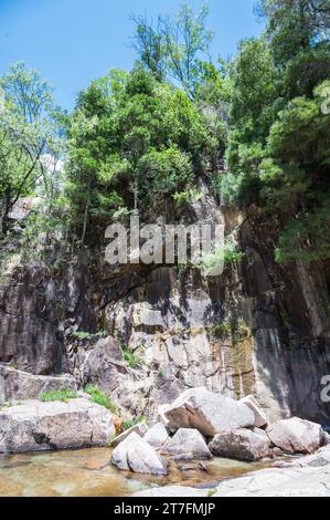 Cascade appelée Cascata do Tahiti ou également connue sous le nom de Fecha de Barcas dans le nord du Portugal situé près d'Ermida dans la région de Braga, Parc National de Peneda Geres Banque D'Images