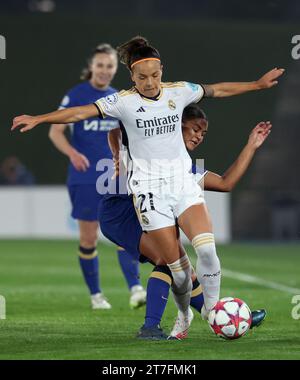 Claudia Zornoza du Real Madrid (à gauche) et Jess carter de Chelsea se battent pour le ballon lors du match du groupe D de la Ligue des champions féminine de l'UEFA à l'Estadio Alfredo Di Stefano à Madrid, en Espagne. Date de la photo : mercredi 15 novembre 2023. Banque D'Images