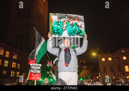 Londres, Royaume-Uni. 15 novembre 2023. Des milliers de personnes se joignent à la manifestation pro-palestinienne devant le Parlement britannique alors que les députés votent un amendement au discours du roi du Parti nationaliste écossais (SNP) appelant à un cessez-le-feu à Gaza. (Image de crédit : © Tayfun Salci/ZUMA Press Wire) USAGE ÉDITORIAL SEULEMENT! Non destiné à UN USAGE commercial ! Banque D'Images