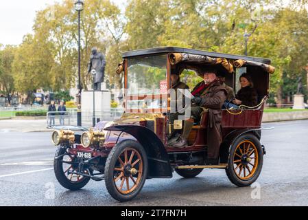 1904 Renault voiture ancienne participant à la course de voitures vétérans de Londres à Brighton, événement automobile vintage en passant par Westminster, Londres, Royaume-Uni Banque D'Images