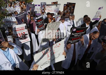 Manifestants palestiniens des médecins se rassemblent en soutien à Gaza, dans le centre-ville d Hébron en Cisjordanie occupée les manifestants palestiniens se rassemblent en soutien à Gaza, dans le centre-ville d Hébron en Cisjordanie occupée le 15 novembre 2023, alors que les combats se poursuivent entre Israël et le groupe palestinien Hamas. Photo de Mamoun Wazwaz apaimages Hébron Cisjordanie territoire palestinien 151123 Hebron MW 0034 Copyright : xapaimagesxMamounxWazwazxxapaimagesx crédit : Imago/Alamy Live News Banque D'Images