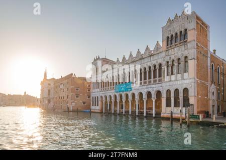 VENISE, ITALIE - 4 MARS 2023 : le palais Fondaco dei Turchi au matin ensoleillé. Banque D'Images