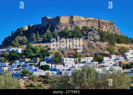 Château de Lindos et village sur l'île de Rhodes en Grèce. Banque D'Images