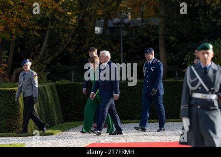 Frau Elke BÜDENBENDER und Bundespräsident Frank Walter STEINMEIER auf dem Rückweg zur Villa - OFFIZIELLER Besuch des Präsidenten der Republik Finnland, Sauli Niinistö, und von Jenni Haukio in der Bundesrepublik Deutschland beim zweiten Sitz des Bundespräsidenten Villa Hammerschmidt in Bonn 15.11.2023 Bonn Gronau NRW Deutschland *** Mme Elke BÜDENBENDER et le Président fédéral Frank Walter STEINMEIER sur le chemin du retour à la Villa visite officielle du Président de la République de Finlande, Sauli Niinistö, et Jenni Haukio à la République fédérale d'Allemagne à la deuxième résidence du P fédéral Banque D'Images