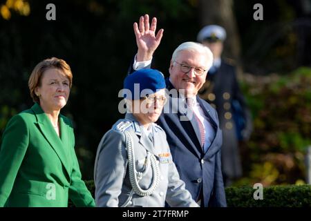 Frau Elke BÜDENBENDER und Bundespräsident Frank Walter STEINMEIER begrüßen die Zaungäste und die Pressevertreter - OFFIZIELLER Besuch des Präsidenten der Republik Finnland, Sauli Niinistö, und von Jenni Haukio in der Bundesrepublik Deutschland beim zweiten Sitz des Bundespräsidenten Villa Hammerschmidt à Bonn 15.11.2023 Bonn Gronau NRW Deutschland *** Mme Elke BÜDENBENDER et le Président fédéral Frank Walter STEINMEIER accueillent les spectateurs et les membres de la presse visite officielle du Président de la République de Finlande, Sauli Niinistö, et Jenni Haukio à la République fédérale d'Allemagne AT Banque D'Images