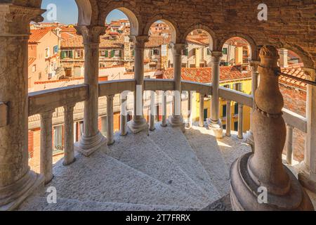 VENISE, ITALIE - 4 MARS 2023 : vue sur le centre historique de la ville depuis l'escalier du Palazzo Contarini del Bovolo. Banque D'Images