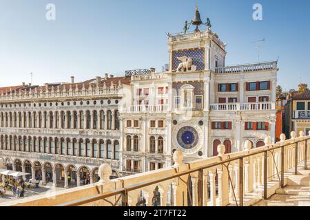 VENISE, ITALIE - 4 MARS 2023 : Tour de l'horloge de Saint-Marc, vue depuis la terrasse de Saint-Marc Basilique de Marc. Banque D'Images