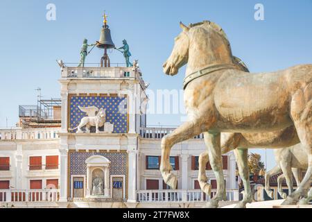 VENISE, ITALIE - 4 MARS 2023 : statue de chevaux sur la basilique cathédrale Saint-Marc. Banque D'Images