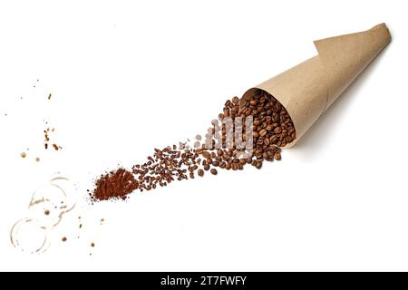 Grains de café torréfiés dans un sac en papier artisanal, versés sur un fond blanc et moulus en poudre. Vue de dessus isolé sur fond blanc Banque D'Images