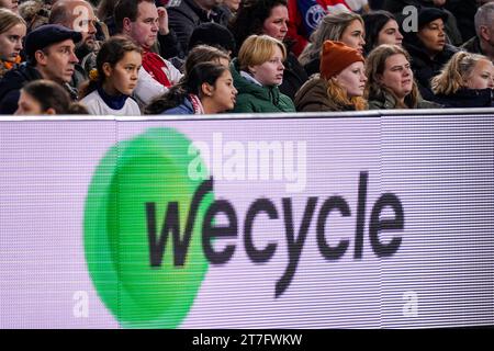 Amsterdam, pays-Bas. 15 novembre 2023. AMSTERDAM, PAYS-BAS - NOVEMBRE 15 : fans et supporters avec la bannière commerciale WeCycle lors du match Groupe C - Ligue des champions féminine UEFA 2023/24 entre l'AFC Ajax et le Paris Saint-Germain au Johan Cruijff Arena le 15 novembre 2023 à Amsterdam, pays-Bas. (Photo de Joris Verwijst/Orange Pictures) crédit : Orange pics BV/Alamy Live News Banque D'Images