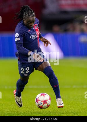 Amsterdam, pays-Bas. 15 novembre 2023. AMSTERDAM, PAYS-BAS - 15 NOVEMBRE : Tabitha Chawinga du Paris Saint-Germain court avec le ballon lors du match Groupe C - Ligue des champions féminine UEFA 2023/24 entre l'AFC Ajax et le Paris Saint-Germain au Johan Cruijff Arena le 15 novembre 2023 à Amsterdam, pays-Bas. (Photo de Joris Verwijst/Orange Pictures) crédit : Orange pics BV/Alamy Live News Banque D'Images