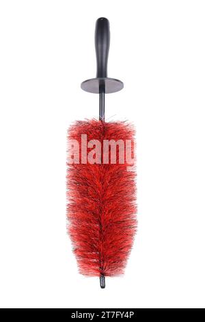 brosse de nettoyage en fil de cuivre rouge avec poignée noire sur fond blanc pur. Banque D'Images