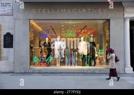 Décorations de Noël dans la boutique de mode Stella McCartney, Old Bond Street, Mayfair, Londres, Angleterre, ROYAUME-UNI Banque D'Images