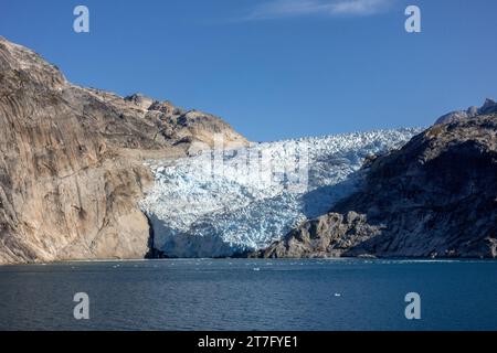 Glacier éloigné dans le fjord de Prince Christian Sound dans le sud du Groenland, Environnement du changement climatique Banque D'Images