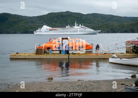 Windstar Star Pride amarré à Woody point Newfoundland avec service de bateau tender vers la rive avec canots de sauvetage Banque D'Images