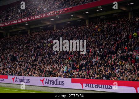 Amsterdam, pays-Bas. 15 novembre 2023. AMSTERDAM, PAYS-BAS - 15 NOVEMBRE : fans avec la bannière commerciale Atradius lors du match Groupe C - UEFA Women's Champions League 2023/24 entre l'AFC Ajax et le Paris Saint-Germain au Johan Cruijff Arena le 15 novembre 2023 à Amsterdam, pays-Bas. (Photo de Joris Verwijst/Orange Pictures) crédit : Orange pics BV/Alamy Live News Banque D'Images