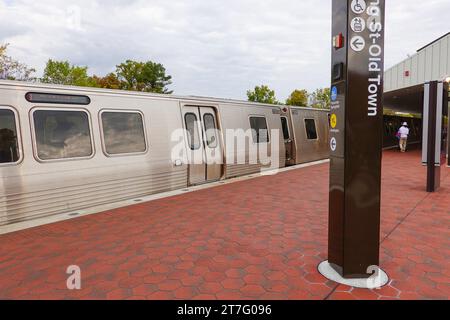 Métro arrêté à la station de métro King Street Old Town Virginia, WMATA, Washington Metropolitan Area Transit Authority, Banque D'Images