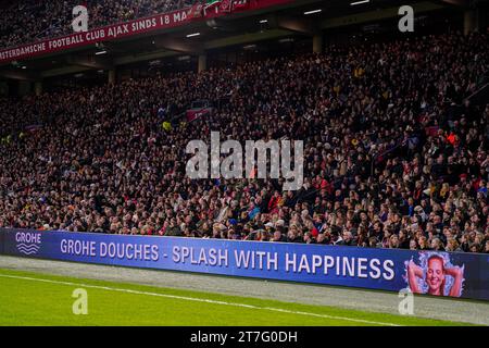 Amsterdam, pays-Bas. 15 novembre 2023. AMSTERDAM, PAYS-BAS - 15 NOVEMBRE : fans avec la bannière commerciale Grohe douches lors du match Groupe C - UEFA Women's Champions League 2023/24 entre l'AFC Ajax et le Paris Saint-Germain au Johan Cruijff Arena le 15 novembre 2023 à Amsterdam, pays-Bas. (Photo de Joris Verwijst/Orange Pictures) crédit : Orange pics BV/Alamy Live News Banque D'Images