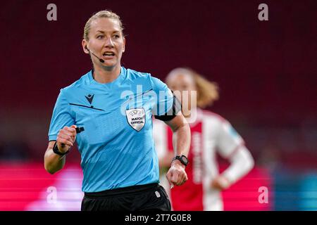 Amsterdam, pays-Bas. 15 novembre 2023. AMSTERDAM, PAYS-BAS - 15 NOVEMBRE : l'arbitre Tess Olofsson se penche sur le match Groupe C - UEFA Women's Champions League 2023/24 entre l'AFC Ajax et le Paris Saint-Germain au Johan Cruijff Arena le 15 novembre 2023 à Amsterdam, pays-Bas. (Photo de Joris Verwijst/Orange Pictures) crédit : Orange pics BV/Alamy Live News Banque D'Images