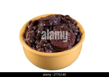 Nourriture brésilienne feijoada à base de haricots, porc, bacon, saucisse au chou, riz, salade, épices et poivre. isolé sur fond blanc Banque D'Images