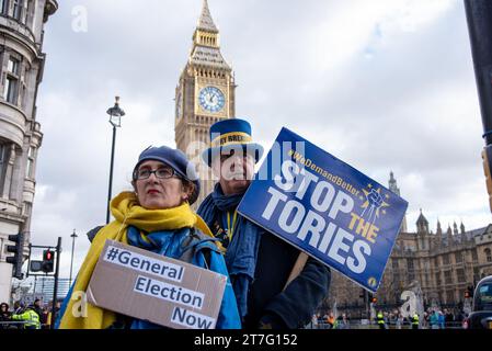 Londres, Royaume-Uni. 15 novembre 2023. Steve Bray, militant anti-Brexit, est connu sous le nom de « MR Stop Brexit » et un autre militant pose devant le Big Ben avec des pancartes exprimant son opinion lors de la manifestation à Londres. Des militants pro-UE ont organisé une petite manifestation aujourd'hui devant le Parlement à Londres, au Royaume-Uni. Les manifestants demandent des élections générales et de rejoindre l'Union européenne. (Photo Krisztian Elek/SOPA Images/Sipa USA) crédit : SIPA USA/Alamy Live News Banque D'Images