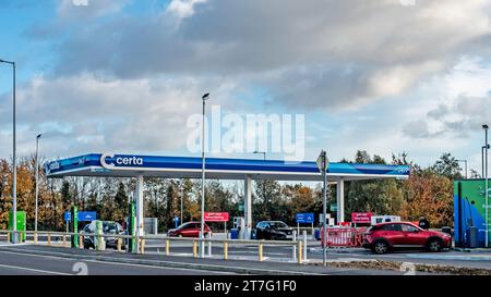 Vue d'une station de carburant Certa dans la vallée de Liffey, Dublin, Irlande.avec des véhicules et un panneau clair, sur fond de nuages. Banque D'Images