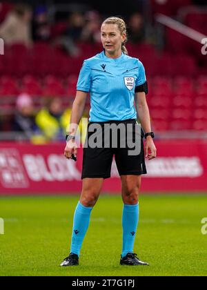 Amsterdam, pays-Bas. 15 novembre 2023. AMSTERDAM, PAYS-BAS - 15 NOVEMBRE : l'arbitre Tess Olofsson se penche sur le match Groupe C - UEFA Women's Champions League 2023/24 entre l'AFC Ajax et le Paris Saint-Germain au Johan Cruijff Arena le 15 novembre 2023 à Amsterdam, pays-Bas. (Photo de Joris Verwijst/Orange Pictures) crédit : Orange pics BV/Alamy Live News Banque D'Images