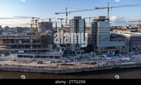 Hambourg, Allemagne – 1 septembre 2023 : vue aérienne du grand chantier de construction du centre d'outre-mer à Hafencity à Hambourg Banque D'Images