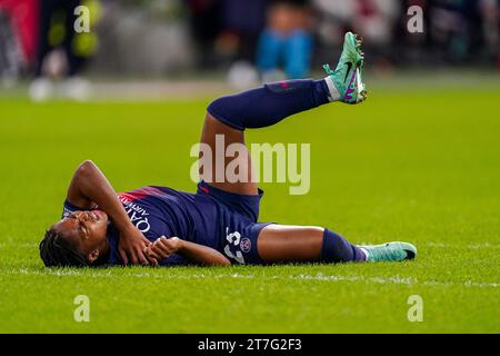 Amsterdam, pays-Bas. 15 novembre 2023. AMSTERDAM, PAYS-BAS - 15 NOVEMBRE : Magnaba Folquet du Paris Saint-Germain blessé lors du match Groupe C - Ligue des champions féminine 2023/24 entre l'AFC Ajax et le Paris Saint-Germain au Johan Cruijff Arena le 15 novembre 2023 à Amsterdam, pays-Bas. (Photo de Joris Verwijst/Orange Pictures) crédit : Orange pics BV/Alamy Live News Banque D'Images