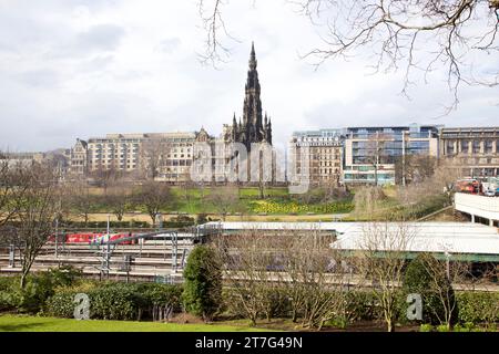 vue panoramique sur le centre-ville d'edimbourg avec vue sur la gare et les lignes de chemin de fer. Banque D'Images