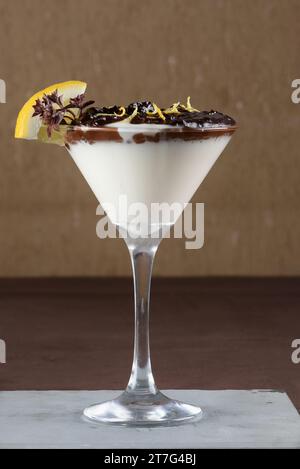 dessert sucré lait condensé avec chocolat et fruits ganache pudding image Banque D'Images