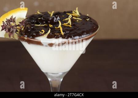 dessert sucré lait condensé avec chocolat et fruits ganache pudding image Banque D'Images