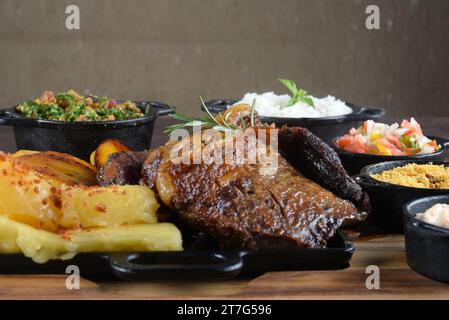 Gourmet Grill Restaurant Steak Menu - barbecue de bœuf New York sur fond de bois. Black Angus Prime Steak. Dîner au steak de bœuf rôti Banque D'Images