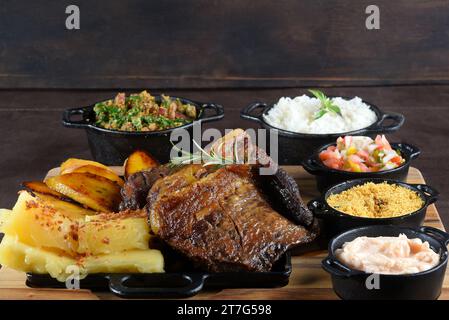 viande grillée avec haricots de riz à la banane frits au manioc et sauce aux herbes, cuisine brésilienne typique Banque D'Images