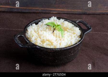 délicieux pot de riz blanc cuit, servi dans le pot de fer typique de la cuisine brésilienne avec du riz Banque D'Images