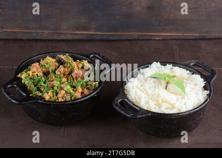 délicieux haricots avec bacon pepperoni farine et ciboulette, servi dans la poêle en fer typique de la cuisine brésilienne avec du riz Banque D'Images