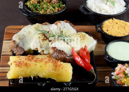 viande grillée avec haricots de riz à la banane frits au manioc et sauce aux herbes, cuisine brésilienne typique Banque D'Images