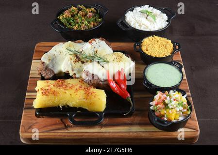 viande grillée avec haricots de riz à la banane frits au manioc et sauce aux herbes, cuisine brésilienne typique Banque D'Images