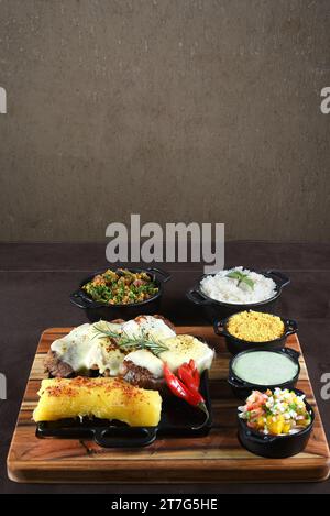 viande grillée avec haricots de riz à la banane frits au manioc et sauce aux herbes, cuisine brésilienne typique Banque D'Images