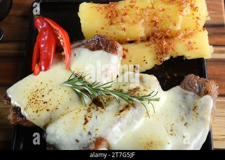 viande grillée avec haricots de riz à la banane frits au manioc et sauce aux herbes, cuisine brésilienne typique Banque D'Images