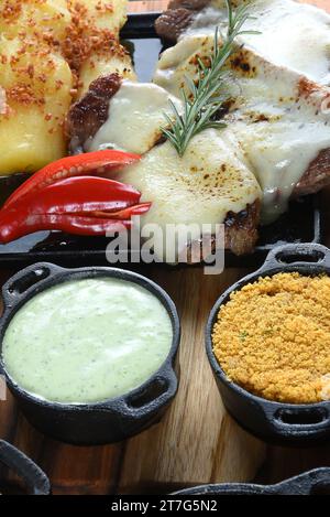 viande grillée avec haricots de riz à la banane frits au manioc et sauce aux herbes, cuisine brésilienne typique Banque D'Images