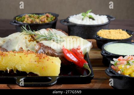 viande grillée avec haricots de riz à la banane frits au manioc et sauce aux herbes, cuisine brésilienne typique Banque D'Images