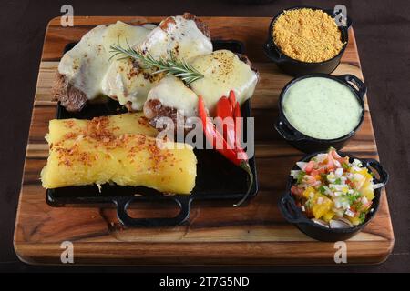 viande grillée avec haricots de riz à la banane frits au manioc et sauce aux herbes, cuisine brésilienne typique Banque D'Images