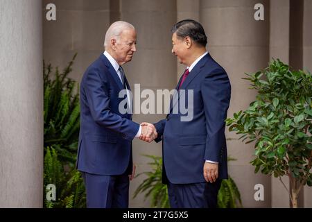 Woodside, Californie, États-Unis. 15 novembre 2023. Le président JOE BIDEN accueille le président chinois XI JINPING au Filoli Estate à Woodside, mercredi, en marge de la conférence de la coopération économique Asie-Pacifique. Biden a accueilli le dirigeant chinois à Woodside, à environ 30 miles au sud de San Francisco, où ils se déplaceront plus tard pour un sommet au forum de l'APEC. (Image de crédit : © Maison Blanche/ZUMA Press Wire) USAGE ÉDITORIAL SEULEMENT! Non destiné à UN USAGE commercial ! Banque D'Images